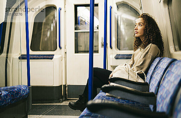 Nachdenkliche Frau sitzt in der U-Bahn
