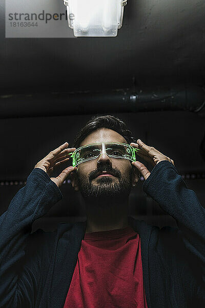Mann passt futuristische Smart-Brillen an