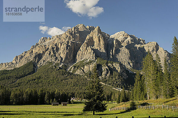 Majestätische Felsberge in den Dolomiten an sonnigen Tagen  Italien