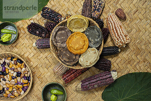 Traditionelle mexikanische Speisen und Zutaten