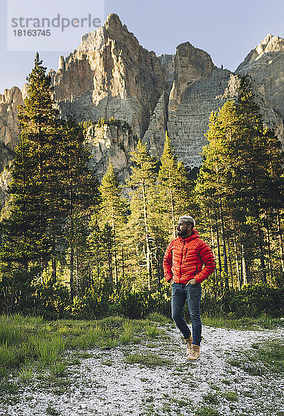 Wanderer spaziert vor den Dolomiten  Italien