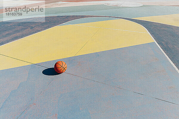 Basketball auf dem Sportplatz an einem sonnigen Tag