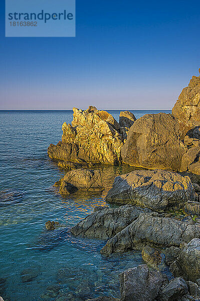 Felsen an der Küste bei Sonnenuntergang