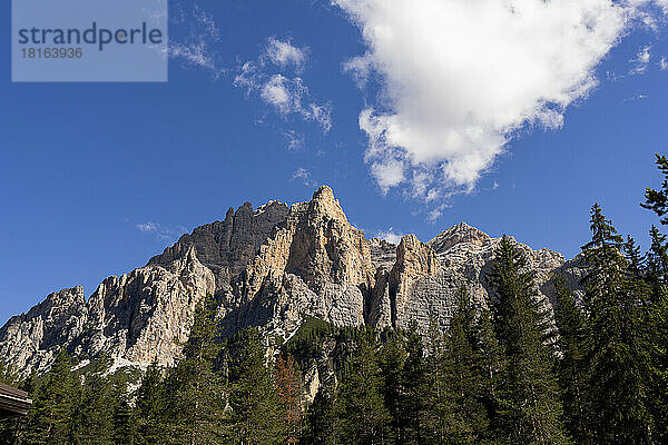 Malerische Aussicht auf die majestätischen Dolomiten  Italien