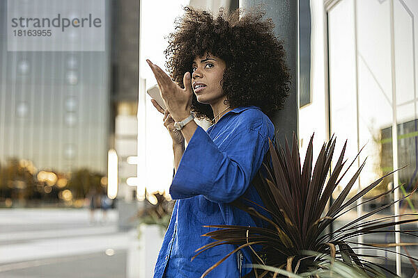 Afro-Frau sendet Voicemail über Mobiltelefon