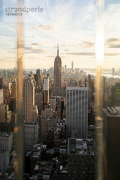 USA  New York  New York City  Midtown Manhattan bei Sonnenuntergang durch das Fenster gesehen