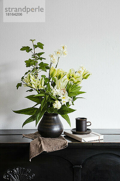 Studioaufnahme einer Vase mit weiß blühenden Blumen