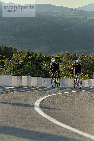 Radfahrer fahren auf dem Gebirgspass der Costa Blanca in Alicante  Spanien