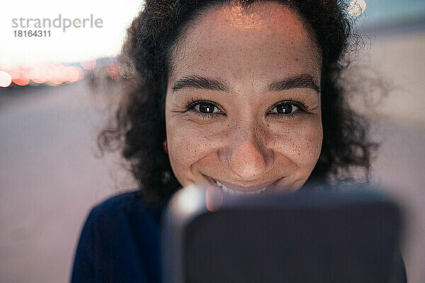 Lächelnde Geschäftsfrau mit Mobiltelefon