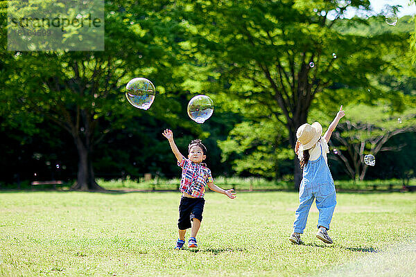 Japanische Kinder in einem Stadtpark