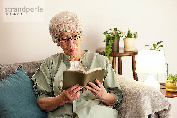 Japanische Seniorin liest ein Buch