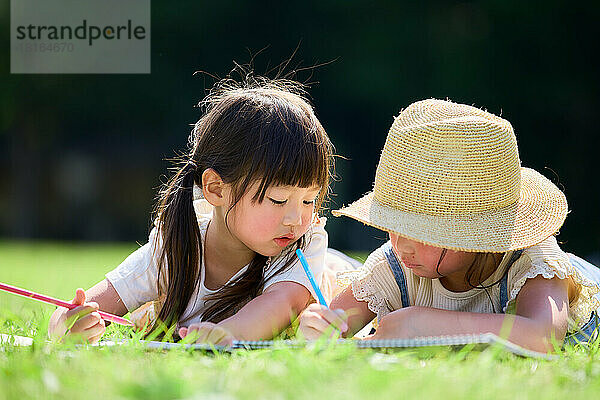 Japanische Kinder in einem Stadtpark