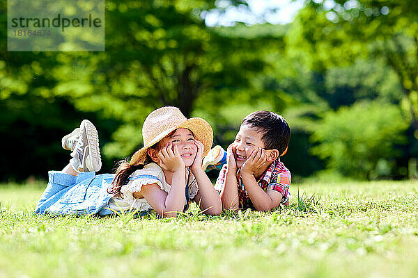 Japanische Kinder in einem Stadtpark