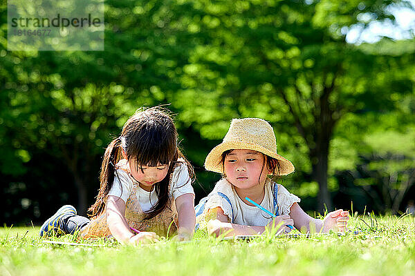 Japanische Kinder in einem Stadtpark