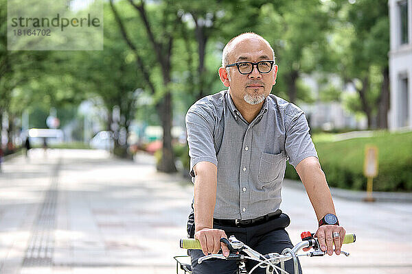 Japaner auf einem Fahrrad