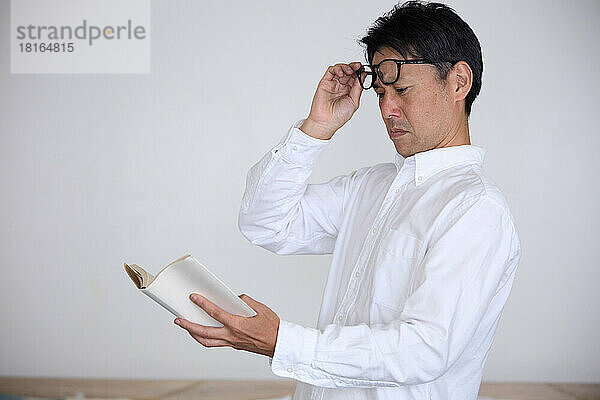 Japaner mit Alterssichtigkeit haben Schwierigkeiten beim Lesen von Büchern