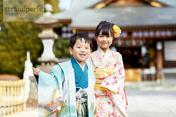 Japanische Kinder tragen Kimonos im Tempel