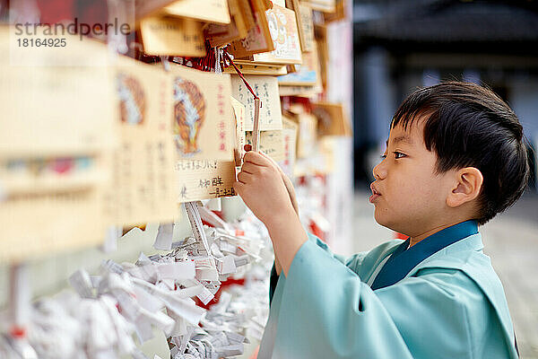 Japanisches Kind im Kimono im Tempel