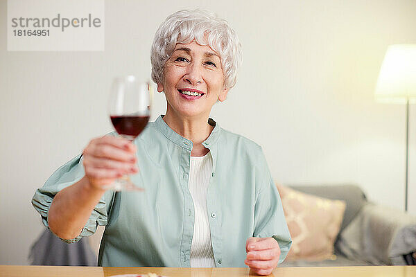 Japanische Seniorin trinkt Rotwein