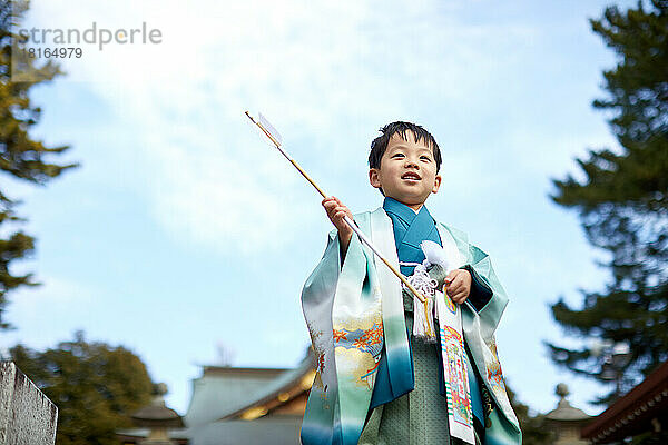 Japanisches Kind trägt Kimono im Tempel