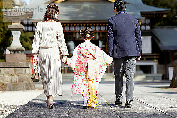 Japanische Familie im Tempel