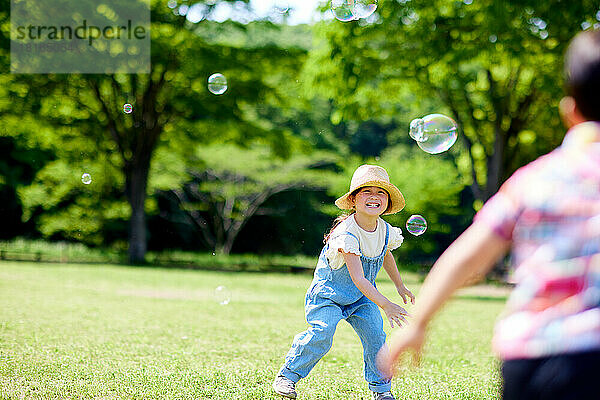 Japanische Kinder in einem Stadtpark