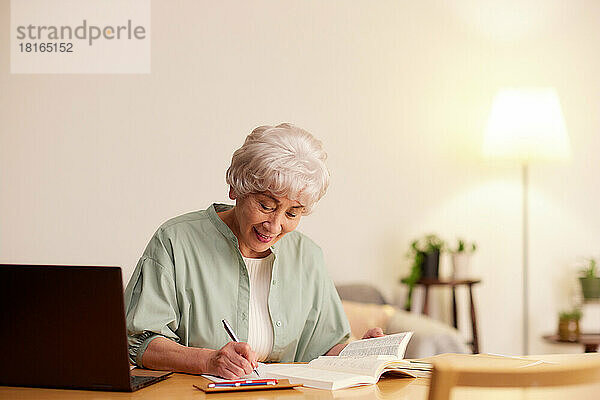 Japanische ältere Frau studiert