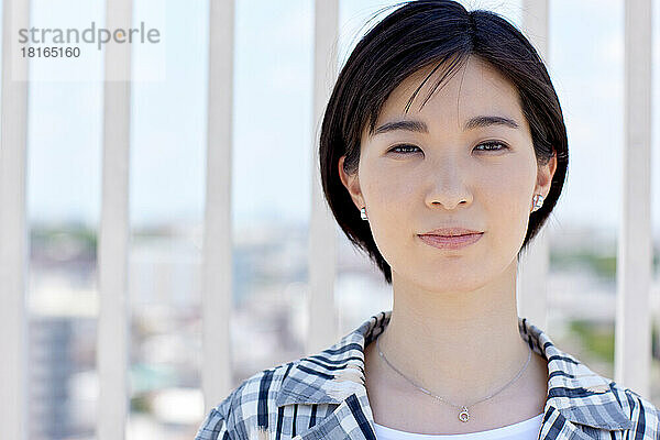 Junge japanische Frau im freien Porträt