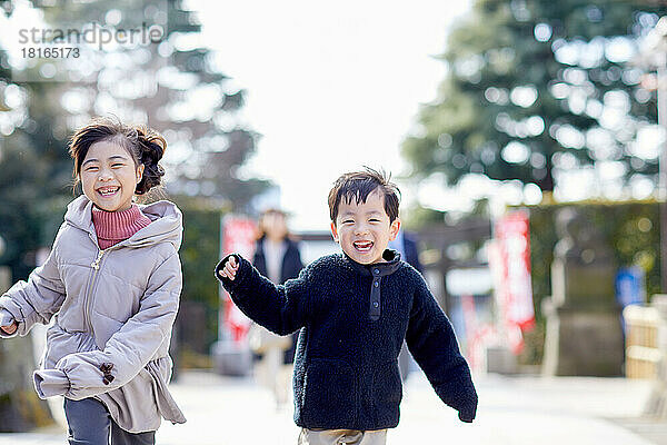 Japanische Familie im Tempel