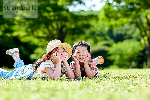 Japanische Kinder in einem Stadtpark