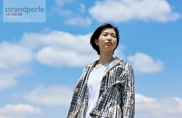 Porträt einer jungen japanischen Frau im Freien