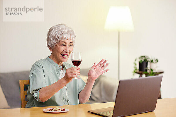 Japanische Seniorin bei einer Online-Trinkparty