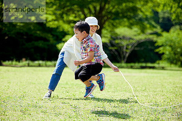 Japanisches Kind in einem Stadtpark