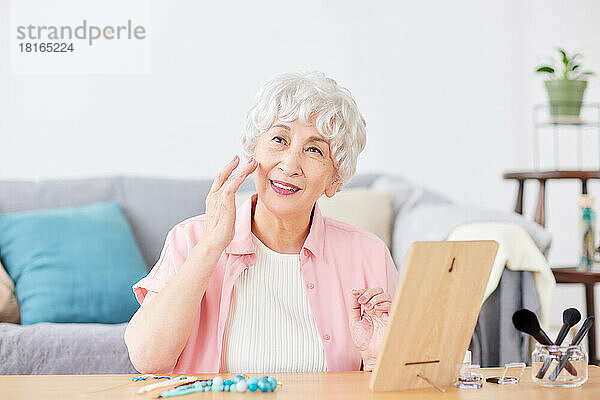 Japanische ältere Frau lächelt