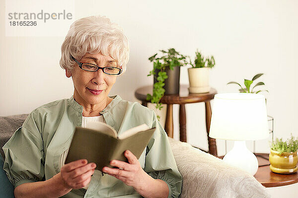 Japanische ältere Frau liest ein Buch