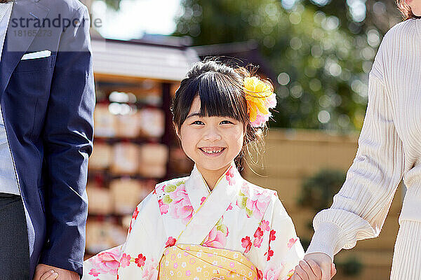 Japanische Familie im Tempel