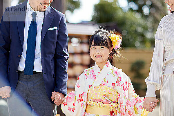 Japanische Familie im Tempel