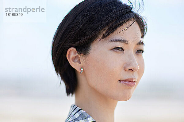 Junge japanische Frau im freien Porträt
