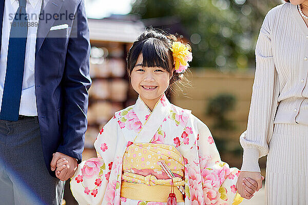 Japanische Familie im Tempel