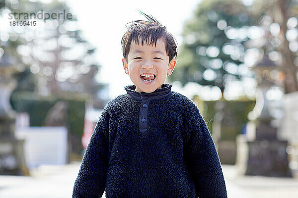 Lächelnder japanischer Junge