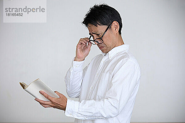 Japaner mit Alterssichtigkeit haben Schwierigkeiten beim Lesen von Büchern