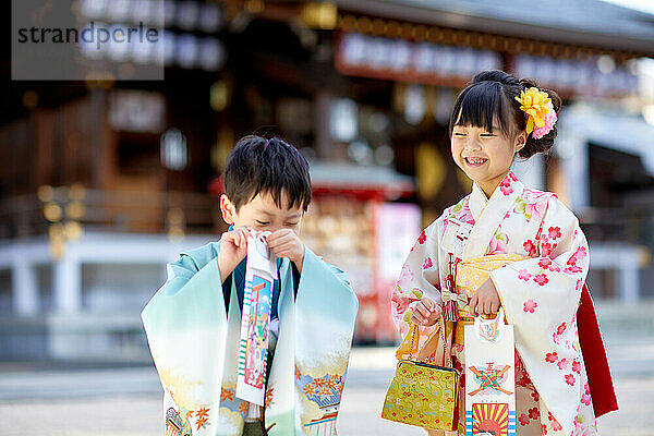 Japanische Kinder tragen Kimonos im Tempel