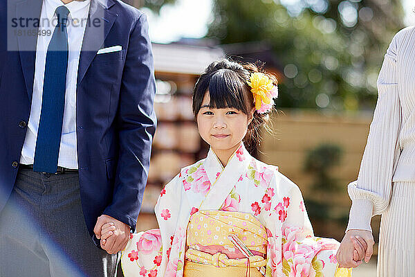 Japanische Familie im Tempel