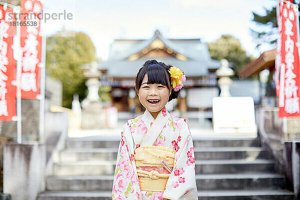 Japanisches Kind trägt Kimono im Tempel