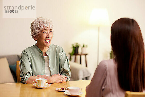 Ältere und junge japanische Frauen genießen die Teezeit