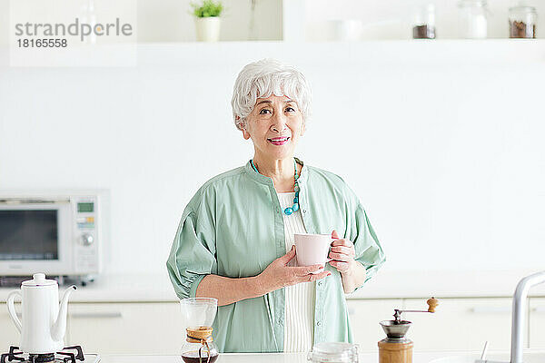 Japanische Seniorin trinkt Kaffee