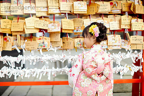 Japanisches Kind im Kimono im Tempel