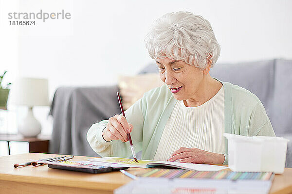 Japanische ältere Frau  die Aquarellmalerei macht