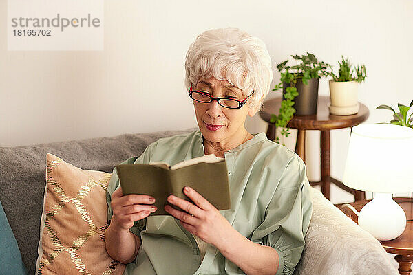 Japanische Seniorin liest ein Buch