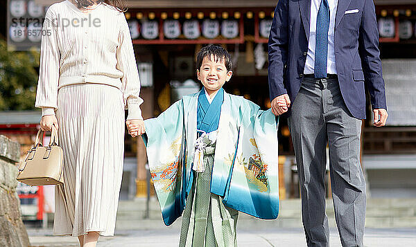 Japanische Familie im Tempel